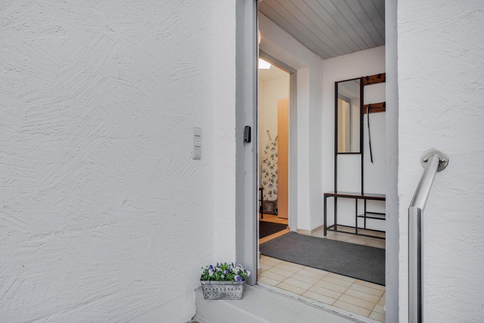 Fewo-Lavees Moderne Zentrale Fewo Nahe Omv Wacker Kliniken Burg -Eigener Eingang-Schluesselloser Check In Burghausen Esterno foto