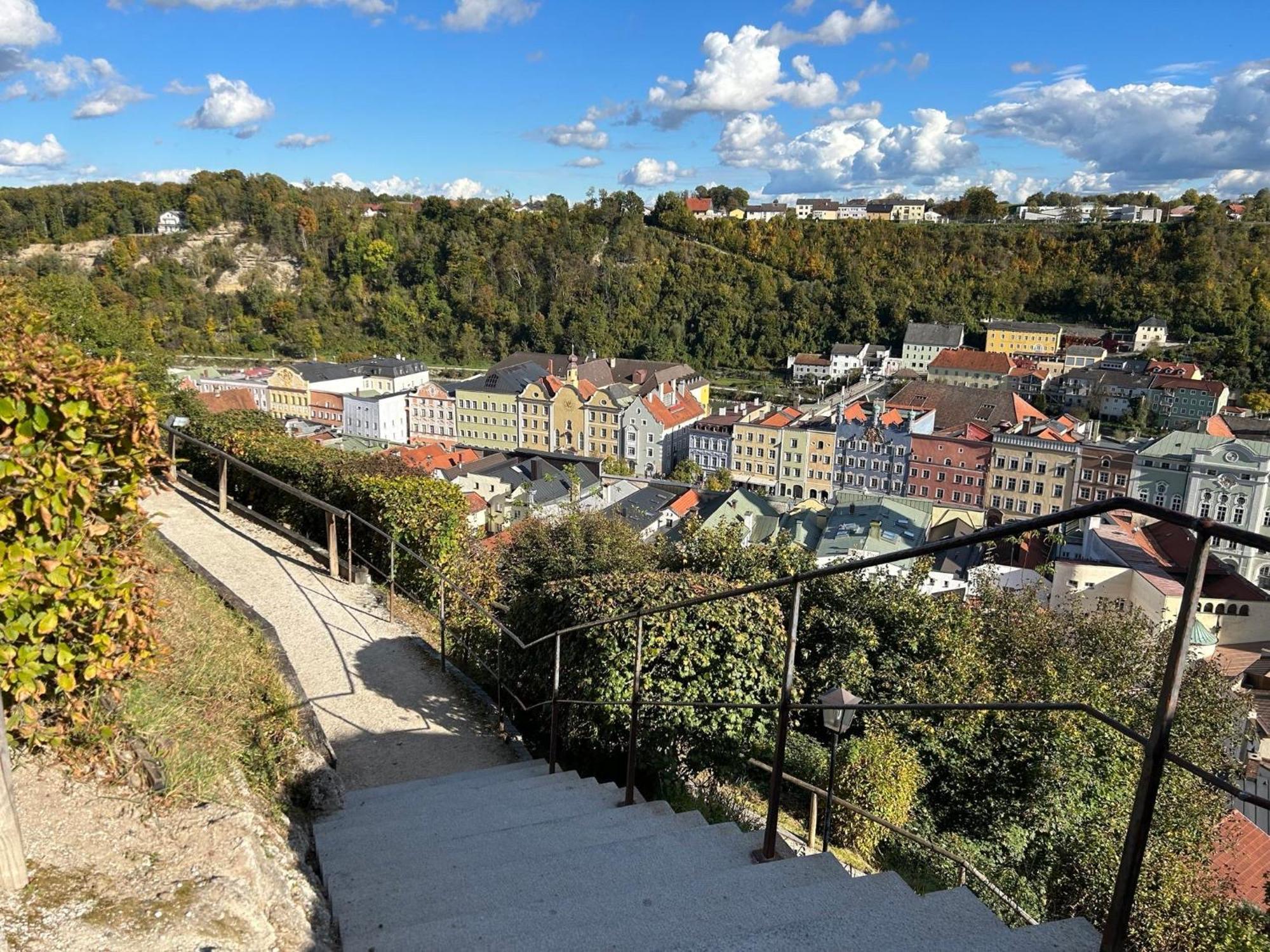 Fewo-Lavees Moderne Zentrale Fewo Nahe Omv Wacker Kliniken Burg -Eigener Eingang-Schluesselloser Check In Burghausen Esterno foto